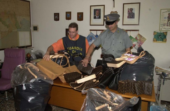 La GDF sequestra 2.500 pezzi contraffatti. Denunciate 12 persone