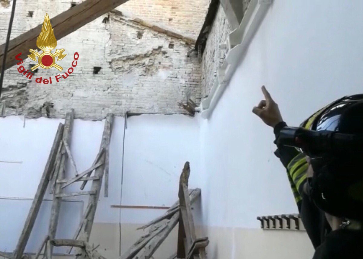 Scuola sempre più a pezzi: cade il tetto dell’ITI di Fermo. Sfiorata la tragedia/FOTO