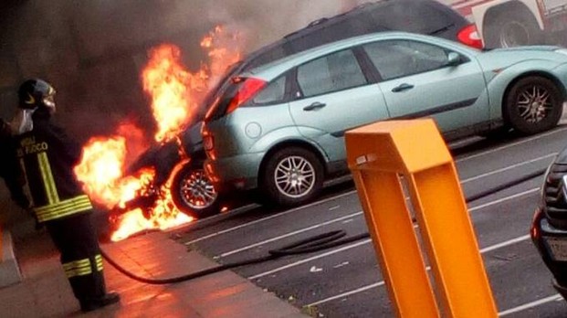 Vanno a fuoco due auto: un Supermercato evacuato