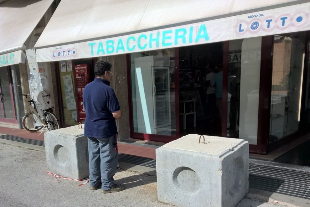 I cittadini e il problema “sicurezza”: blocchi di cemento davanti la tabaccheria per difendersi dai ladri