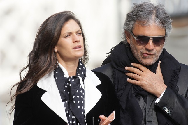 News Nazionali.Paura per Andrea Bocelli: rapinatori assaltano la villa mentre il tenore dorme