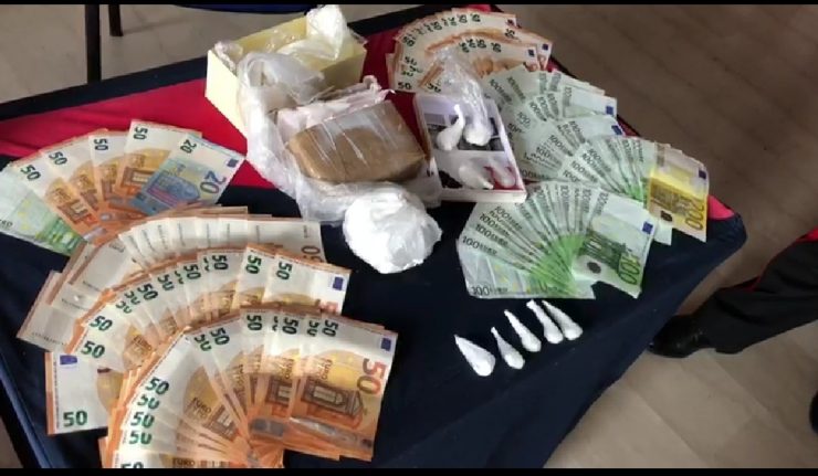 Droga nel distributore:arrestata una coppia con 650 gr di cocaina e 11 mila euro contanti