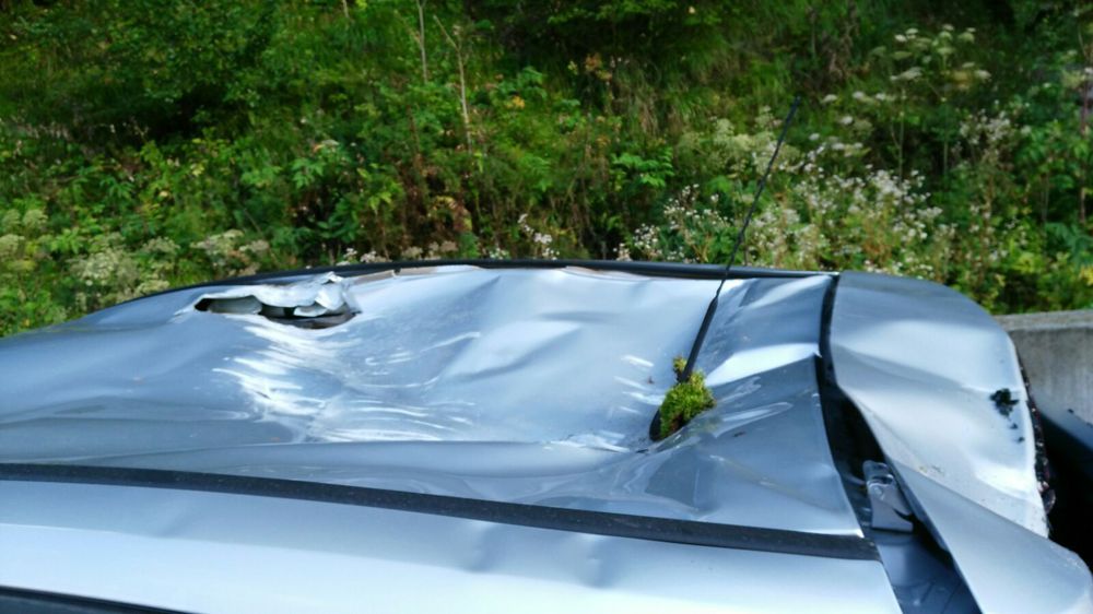 Un masso colpisce il tetto di un auto: paura per un 19enne