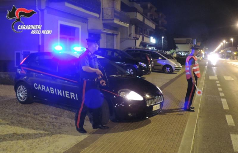 Ubriaco brandiva un coltello per minacciare i passanti: catturato dai Carabinieri