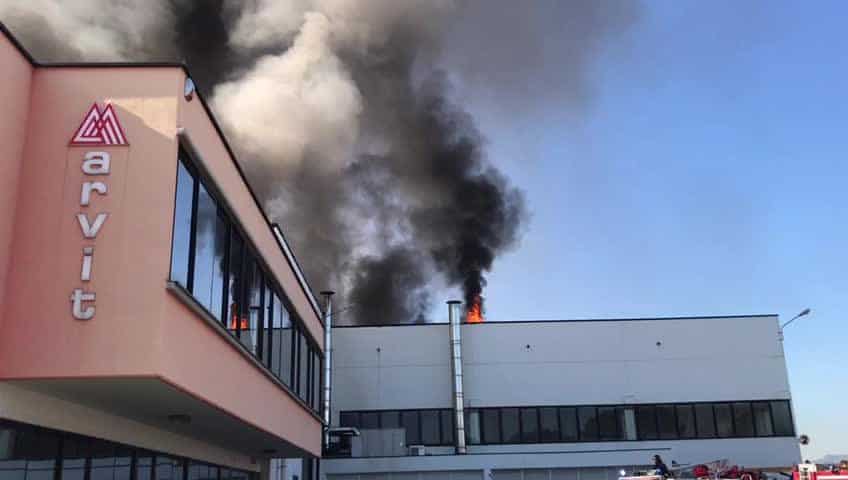 A fuoco il tetto della “Marvit”: evacuati i dipendenti e ora si teme per la nube tossica