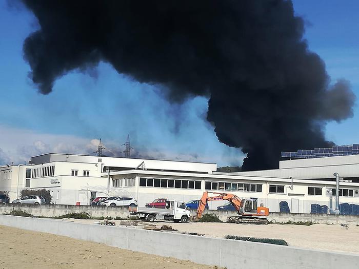 Incendio in un’azienda di plastica: colonne di fumo visibile da km di distanza