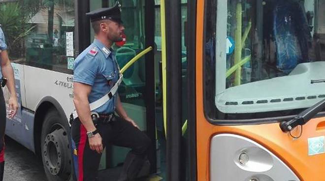 Autista di bus aggredito da passeggero: “voleva fare un percorso diverso”. E’ fuggito prima di essere aggredito