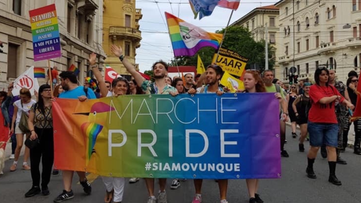 Pride nelle Marche: sfila l’orgoglio arcobaleno. ” La differenza arricchisce tutti”