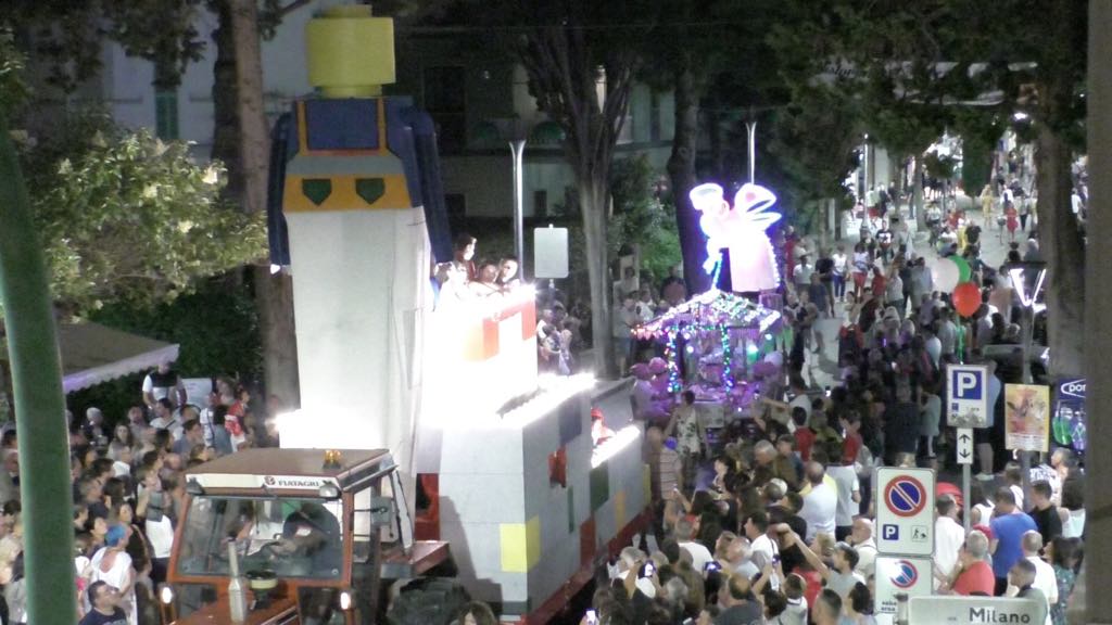 Pineto.”Carnevale anche in estate vale”: un successo di maschere, carri e pubblico. Vincono “I Lego”/VIDEO/Foto