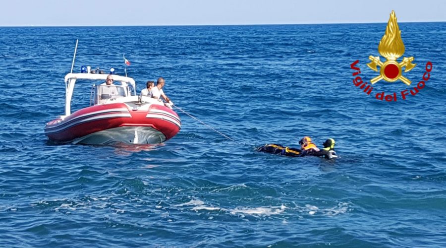 Trovato cadavere di una donna in mare:sul corpo nessun segno di violenza