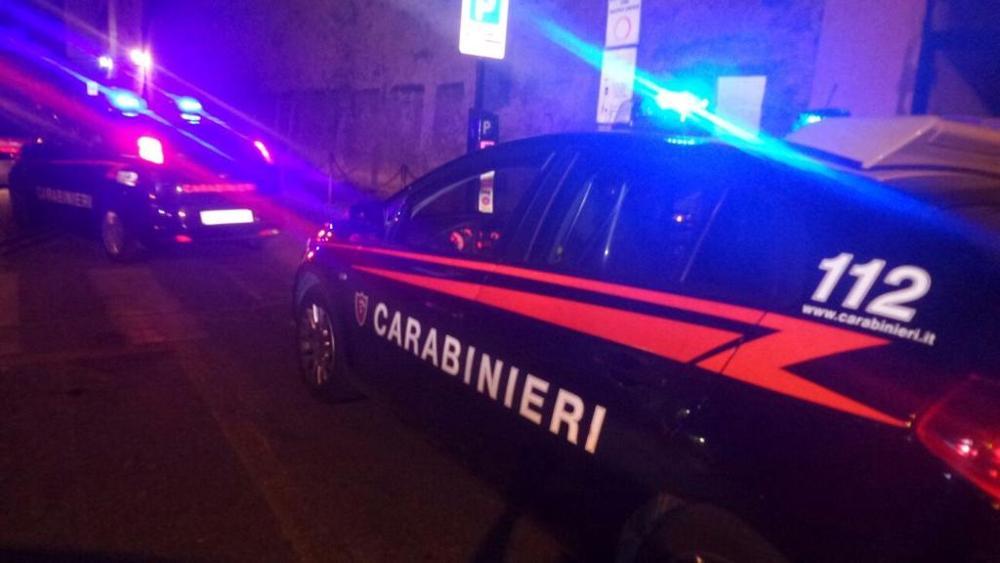 Lui urla e  minaccia di impiccarsi sotto casa della ex per amore: lei chiama i Carabinieri,ma all’arrivo scappa