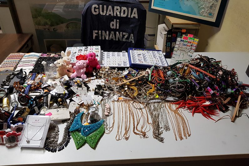 La Guardia di Finanza sequestra 40mila oggetti di bigiotteria contraffatti