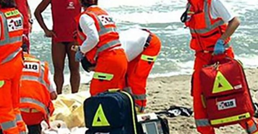 Tragedia in spiaggia: malore in acqua per turista.I tentativi di rianimarlo sono stati inutili