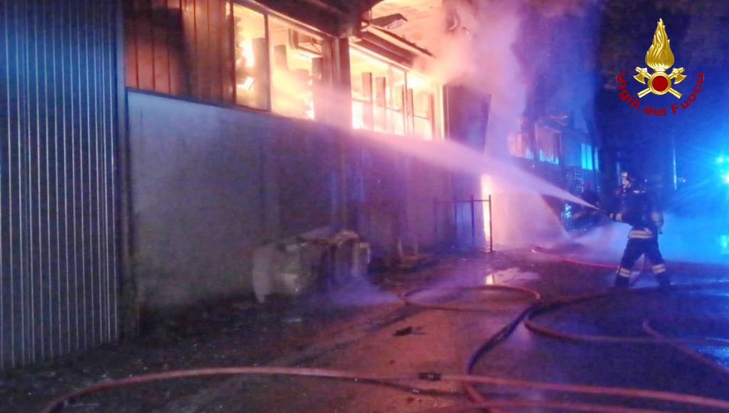 Incendio in un mobilificio: le fiamme hanno divorato sei mila mq di capannone. Danni per milioni di euro