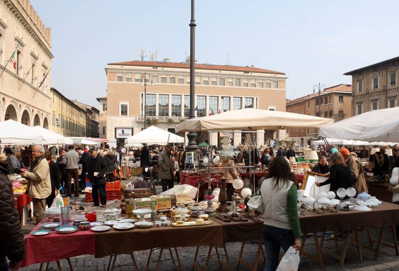 Pesaro. Il mercatino dell’Antiquariato si svolgerà in “Piazzale Matteotti” e a Rocca Costanza