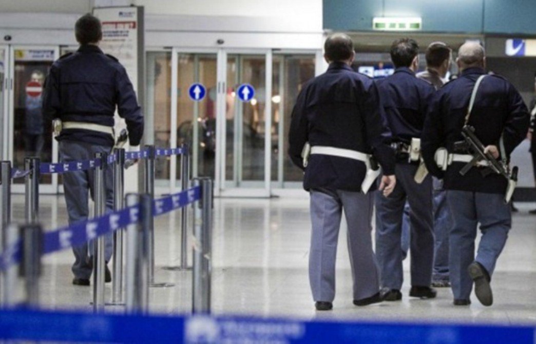 31enne arrestato in aeroporto per detenzione e spaccio di droga:era rifugiato a Singapore