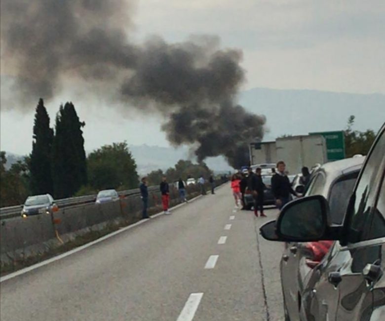 Camion in fiamme sul raccordo A14( Ascoli-Mare): blocco del traffico e fumo fino a Martinsicuro