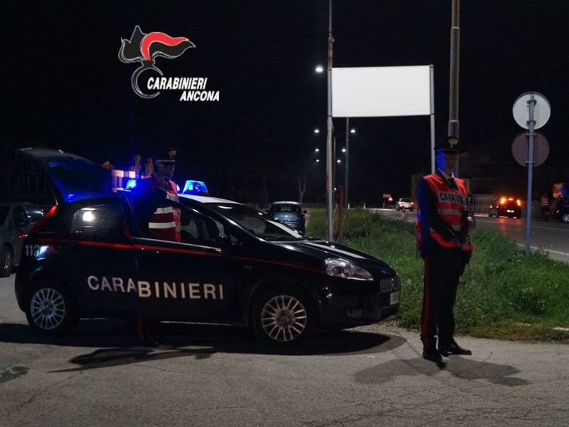 Pugni e calci ai Carabinieri: arrestati due giovani