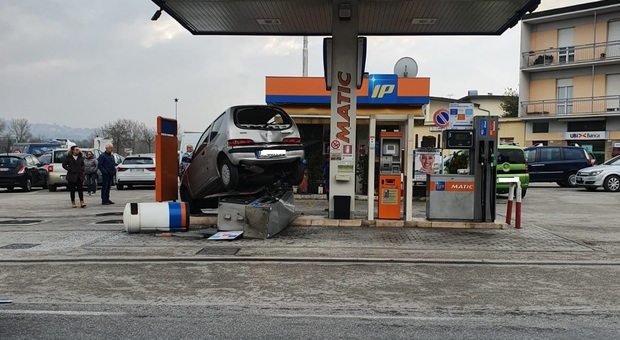 Incidente shock al distributore di benzina:anziana abbatte una colonnina