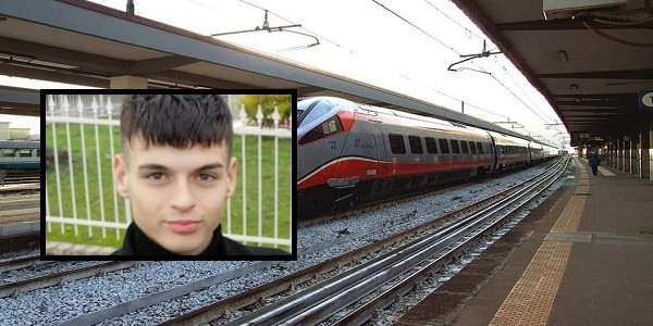 ragazzo di 16 anni muore investito dal treno: stava attraversando i binari con le cuffiette