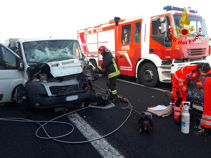 Grave incidente stradale sulla A14: autista muore dopo impatto tra furgone e camion