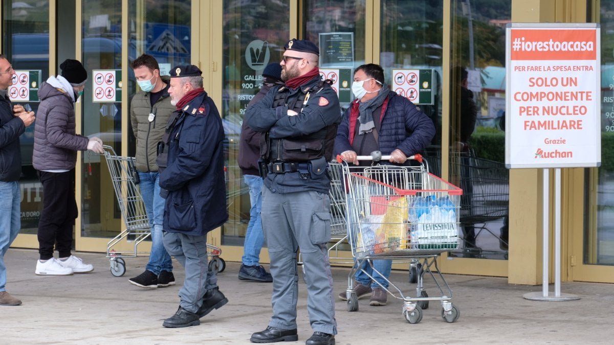 Pescara. Giovane allontanato dal Supermarket perché senza mascherina: accoltella il vigilante