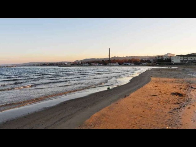 Pescara. Uomo di 78 anni corre nudo in spiaggia e si masturba davanti ad una bambina: fermato dalla Polizia