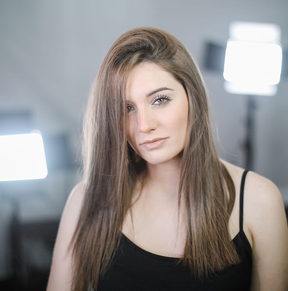 Web Tv.Musica.La cantante abruzzese Elisa Riccitelli presenta “No Roots”, il suo nuovo Video