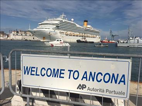 Coronavirus,la nave da crociera “Costa Magica” è entrata nel Porto di Ancona: a bordo 617 membri dell’equipaggio