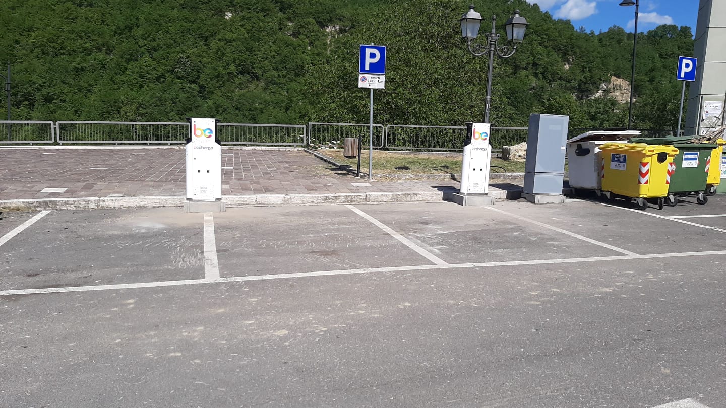 Valle Castellana, Comune sempre più “Eco”:Istallate due colonnine per la ricarica di auto elettriche