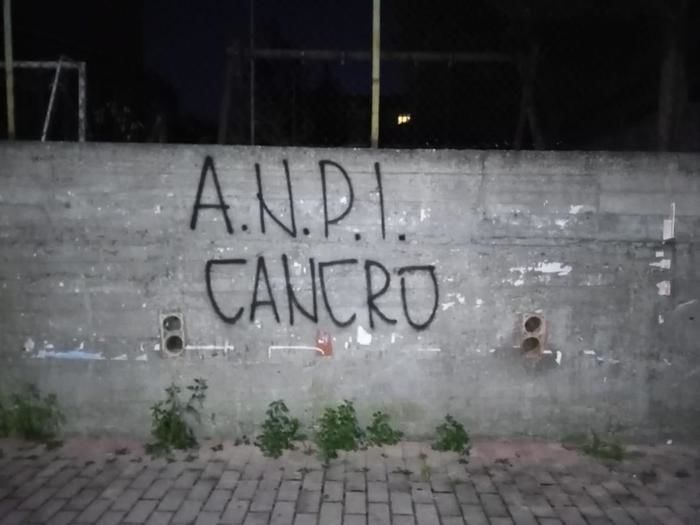 Ascoli Piceno. Scritta sui muri “A.N.P.I. Cancro”: indignazione generale. L’Associazione “Il Sindaco faccia rimuovere”