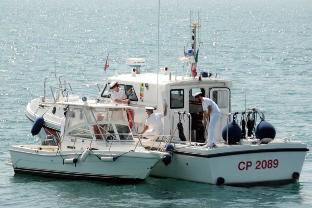 Guardia Costiera  soccorre marittimo colto da malore in una barca da pesca