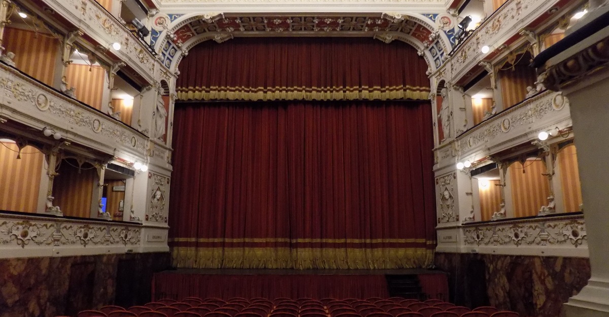 Cagli &Teatro Comunale:Arriva  “Un te per due Regine”, uno spettacolo dedicato a Eliseo Mattiacci