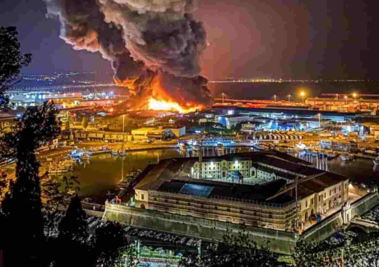 Vasto incendio nel porto di Ancona: il Comune chiude parchi e scuole