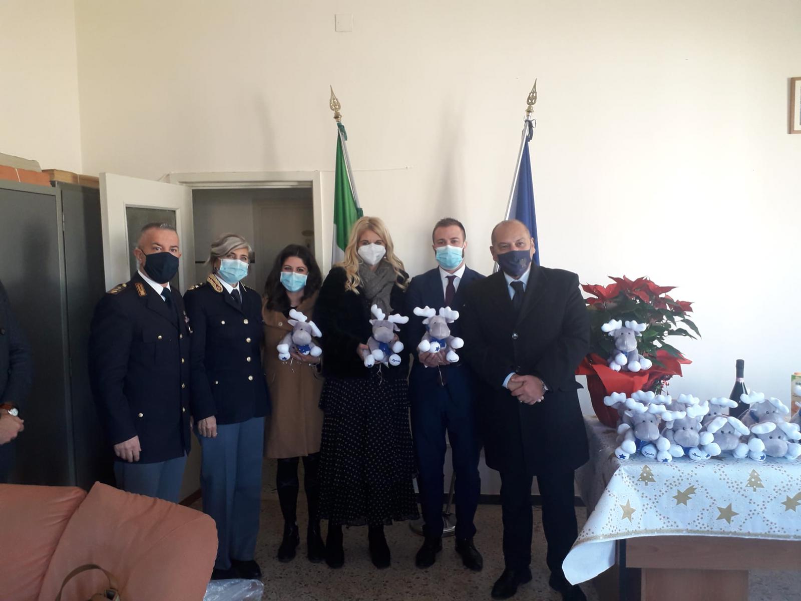Giulianova. La Polizia Stradale dona gadget ai bambini dell’Istituto “Castorani”
