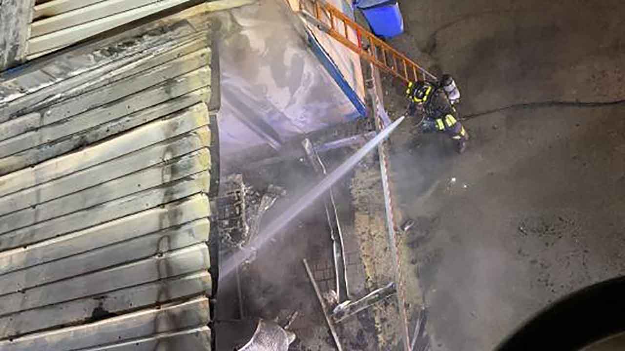 Incendio al Porto Turistico di Ancona: le fiamme domate dai vigili del fuoco dopo tre ore
