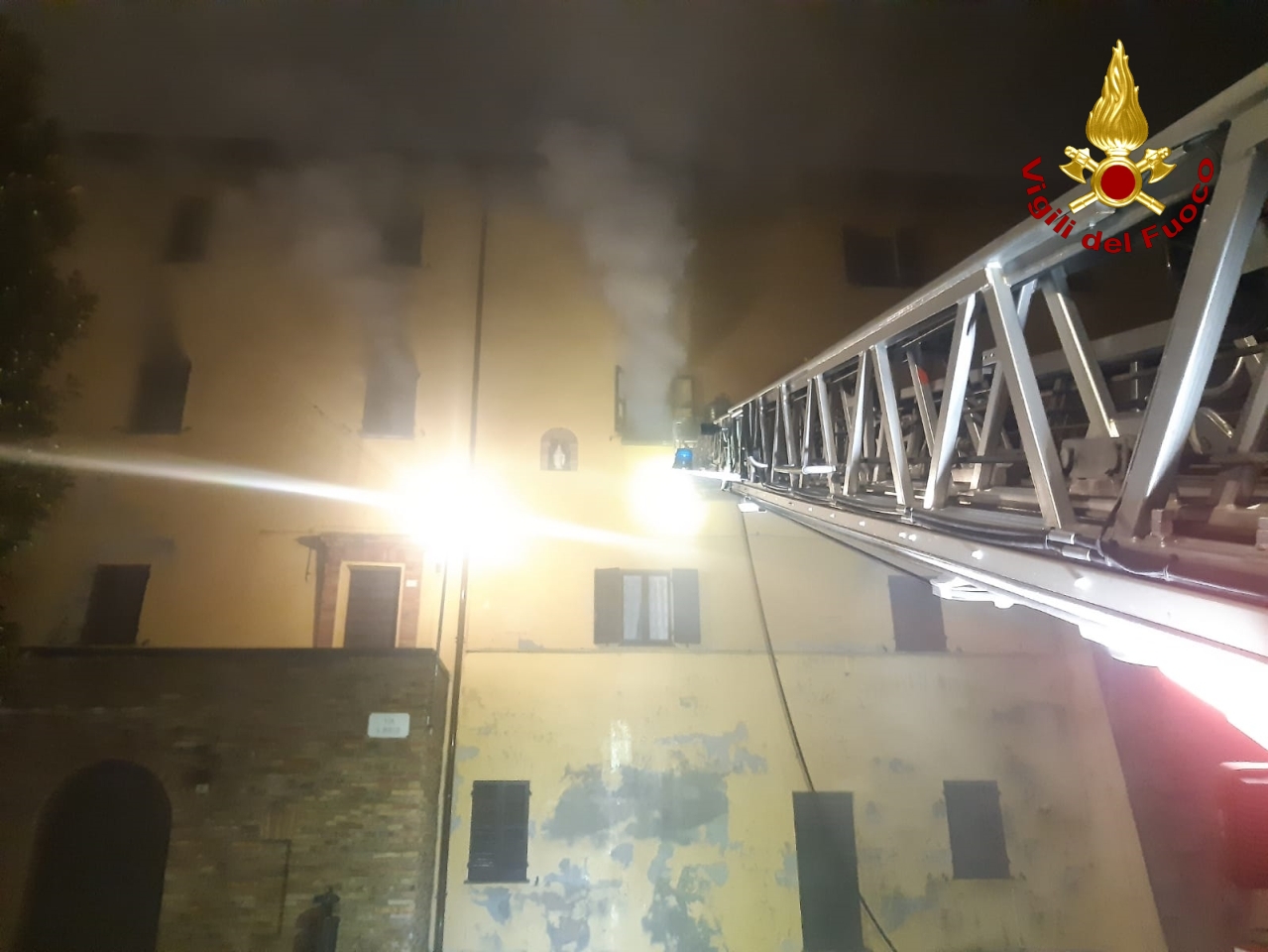 Incendio in una palazzina: 12 persone evacuate e 4 abitazioni inagibili