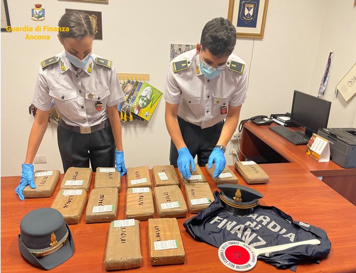Marche. La GDF sequestra 2 kg di cocaina: due gli arrestati