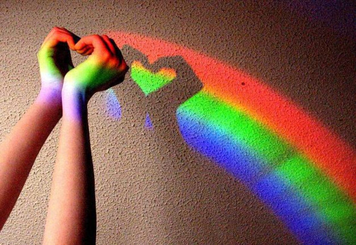 Ancona. Omofobia: pugno ad una ragazza che indossava borsa arcobaleno, denunciato un 14enne