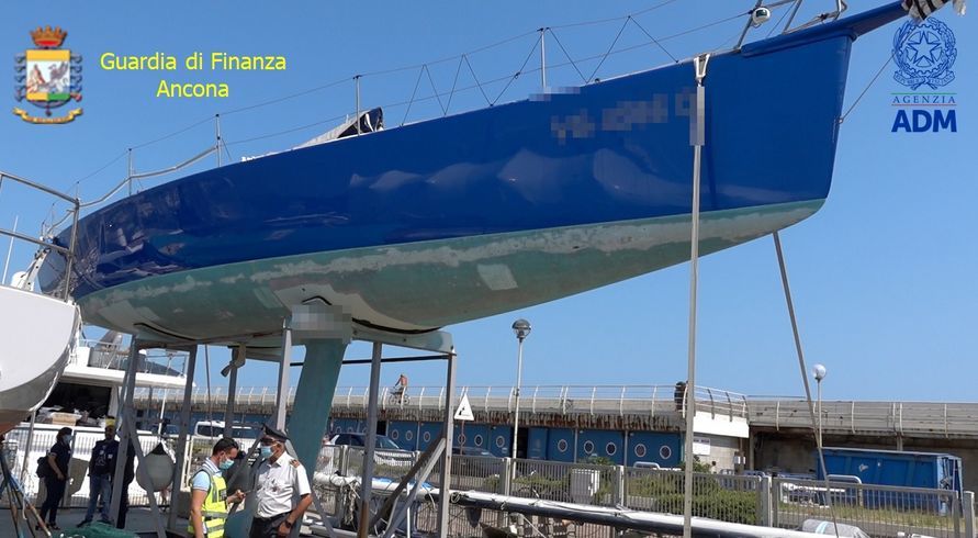 Marche. Operazione “Bandiera Fantasma”: ADM e GDF sequestrano una barca di 15 metri