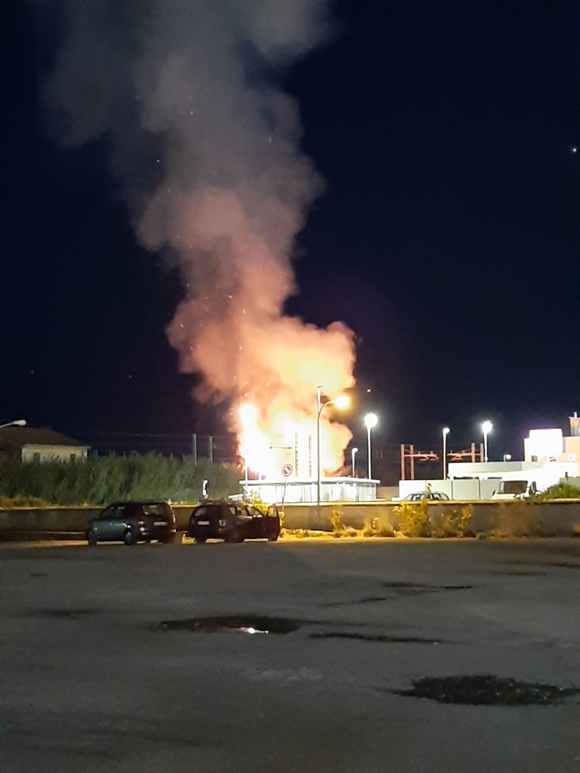 Incendio vicino Centro commerciale “Oasi” di Roseto: le fiamme hanno sfiorato case e un luna park/FOTO