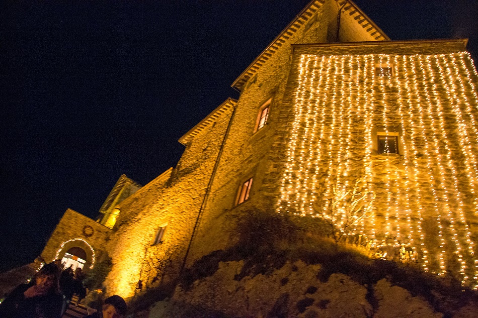 A Frontone magica atmosfera con i Mercatini nel Castello di Babbo Natale