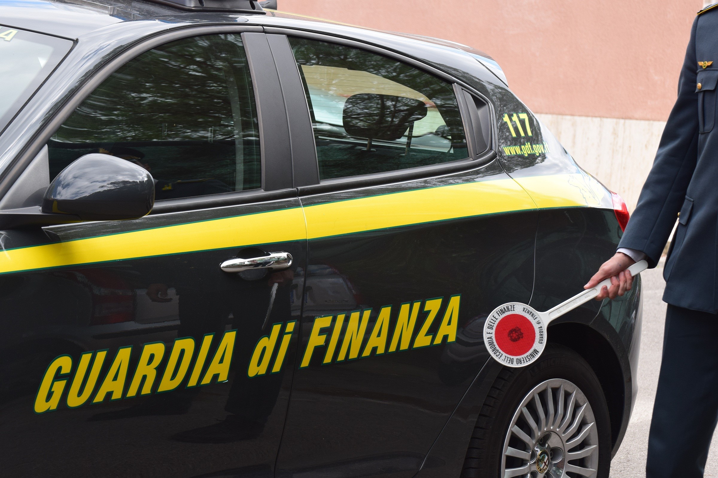 GDF scopre con fatture false evasione per 3,8 milioni di euro: denunciate tre persone