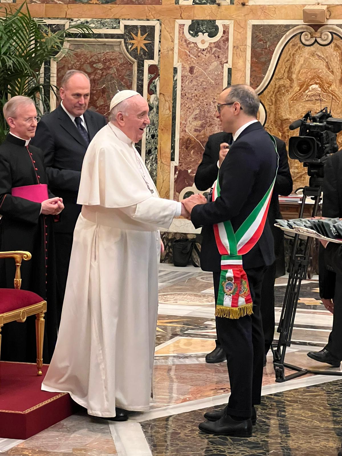 Pesaro. Sindaco Ricci ricevuto dal Papa. Statua di Rossini in dono simbolo della Città della Musica UNESCO