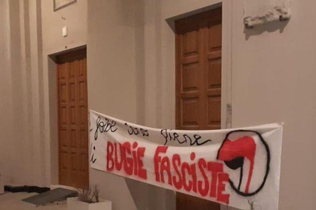 Marche. Giornata del ricordo: striscione in Consiglio comunale con scritta “Foibe piene di bugie fasciste”