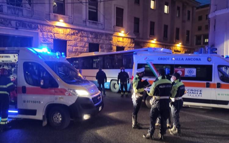 Marche. Bus finisce contro il Palazzo di Banca D’Italia ad Ancona. Malore dell’autista?