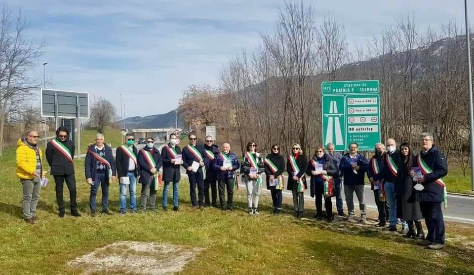 Abruzzo e caro pedaggi: sindaci e amministratori protestano davanti ai caselli
