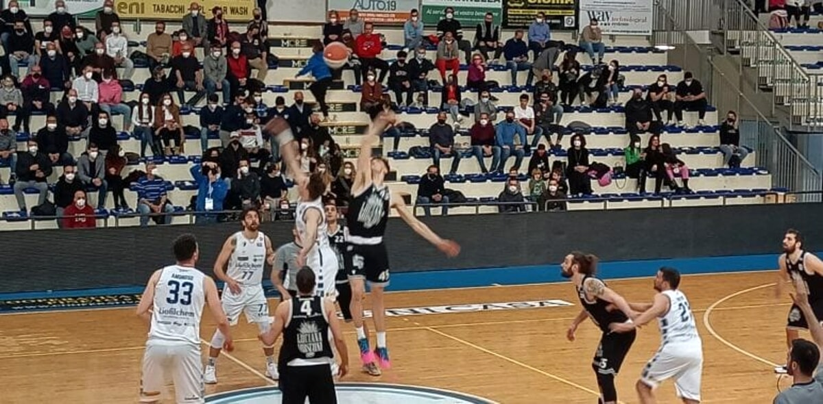 Basket serie B.  Liofilchem Roseto: prima sconfitta casalinga stagionale( 75-78) contro la Luciana Mosconi Ancona