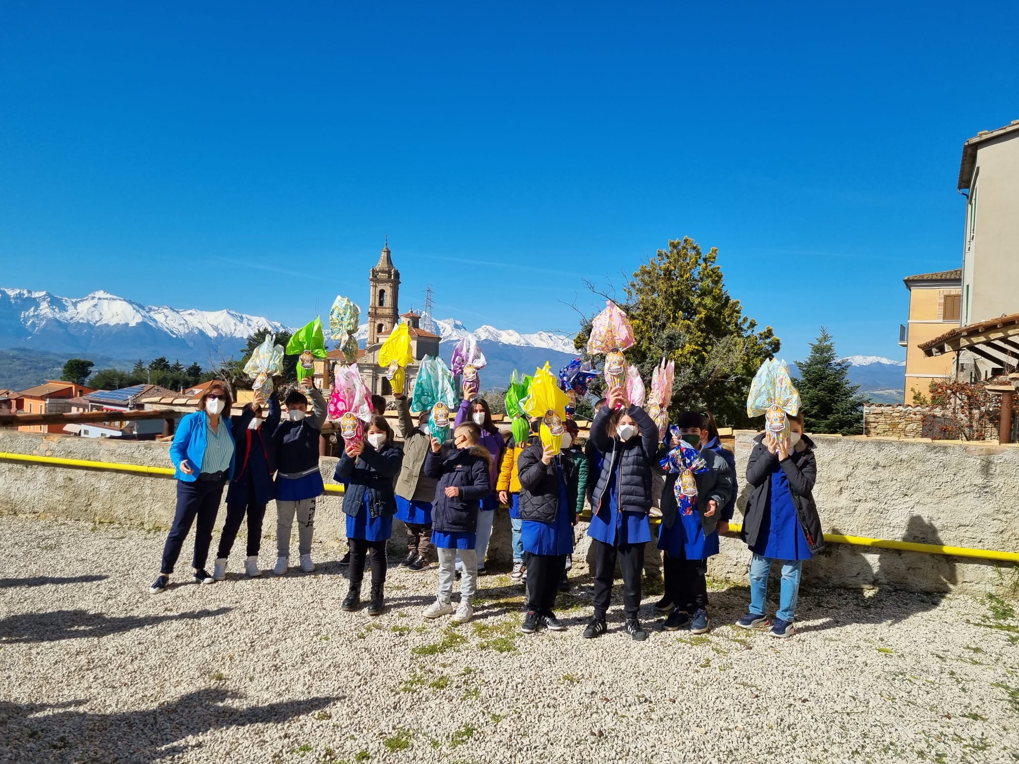 Festa colorata alla scuola di Canzano: il Lions Club di Roseto e Valle Vomano dona 170 uova di Pasqua