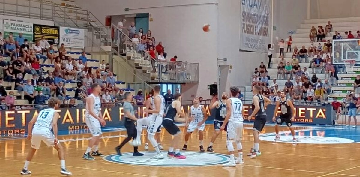 Basket serie B. Semifinale Playoff Gara 2: Liofilchem Roseto fa il bis (87-59)  con la Luciana Mosconi. Venerdì in trasferta Gara3